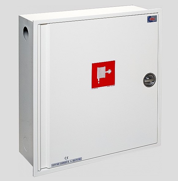 Biała szafka na hydrant wewnętrzny z czerwonym piktogramem węża strażackiego na drzwiach, widoczna okrągła gałka zamka i otwory wentylacyjne po bokach.